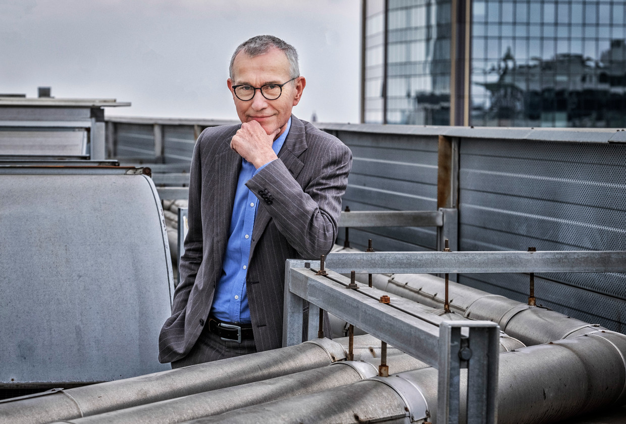 Minister van Volksgezondheid Frank Vandenbroucke: ‘De vervelende waarheid is dat er objectief te weinig mensen geboosterd zijn. Daarom zou ik het CST nog niet ­meteen weg­gooien.’  Beeld Tim Dirven