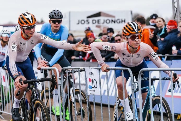 Guus van den Eijnden tikt Lauren Molengraaf aan voor haar rondje.