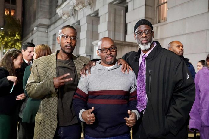 Alfred Chesnut, Andrew Stewart en Ransom Watkins poseren voor een foto na hun vrijlating in Baltimore.