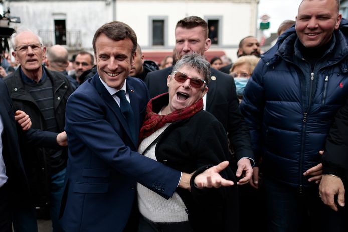 Macron oggi durante la sua tappa elettorale a Spitz, in Bretagna.