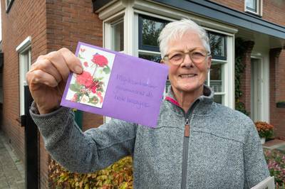Fien (76) uit Ermelo geeft energiecompensatie aan krantenbezorger: ‘Wil een glimlach op zijn gezicht
