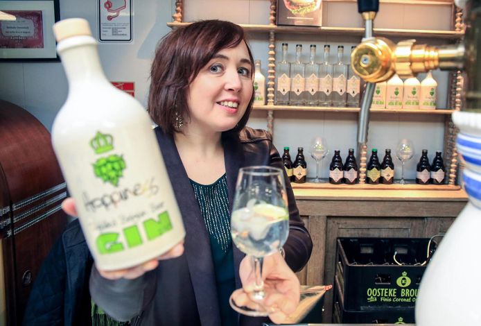 Onze biersommelier Sofie Vanrafelghem met een van de 1.200 flessen Hoppiness.