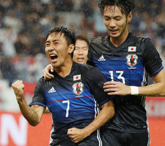 Shu Kurata en Kenyu Sugimoto vieren een goal tegen Nieuw-Zeeland.