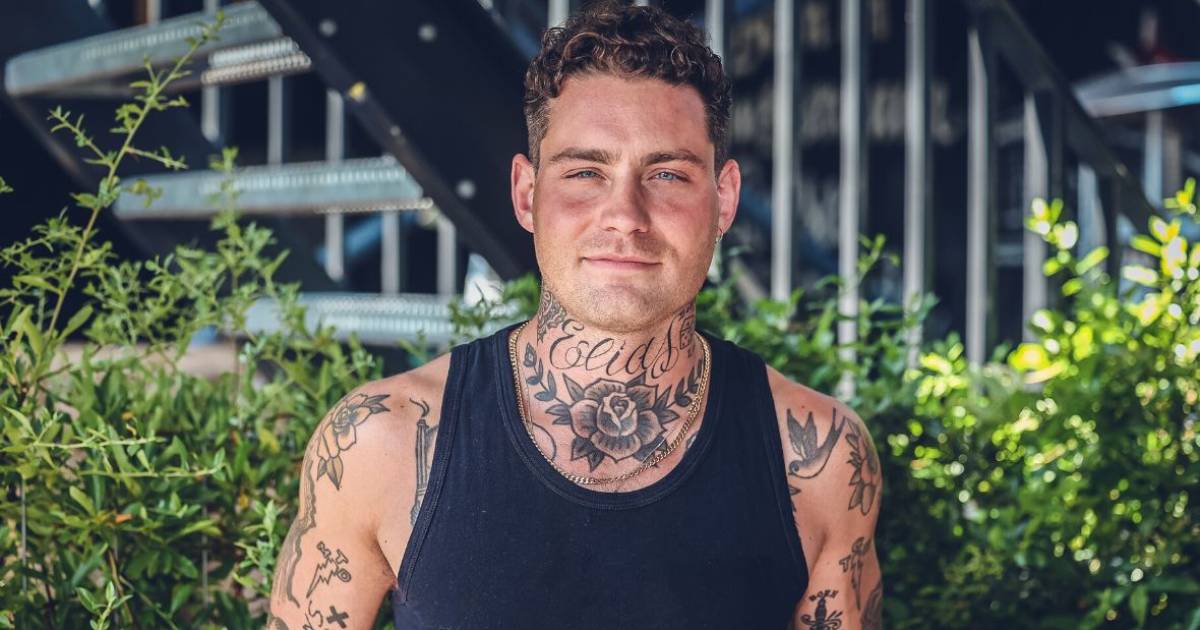 Douwe Bob betrokken bij motorongeval en Martien zet het op een gillen.