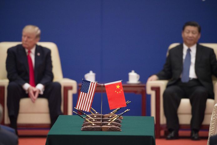 Donald Trump (L)en Xi Jinping tijdens een ontmoeting in 2017.