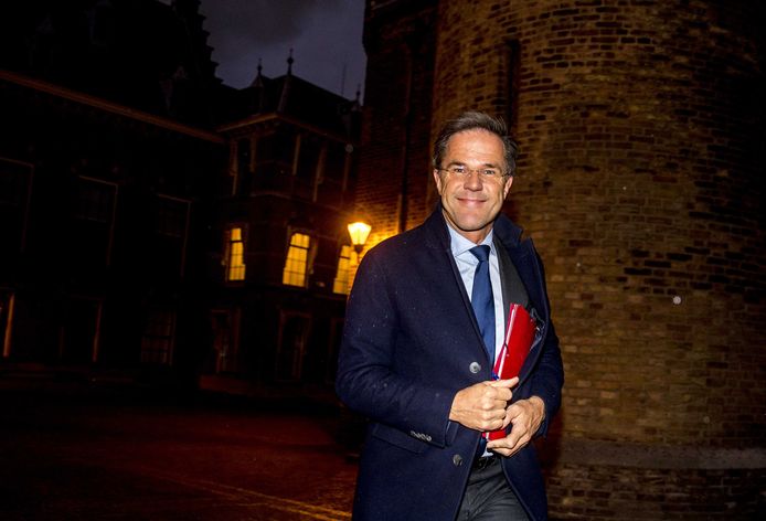 Mark Rutte (VVD) komt in het begin van de avond aan op het Binnenhof voor de gesprekken met informateur Gerrit Zalm.