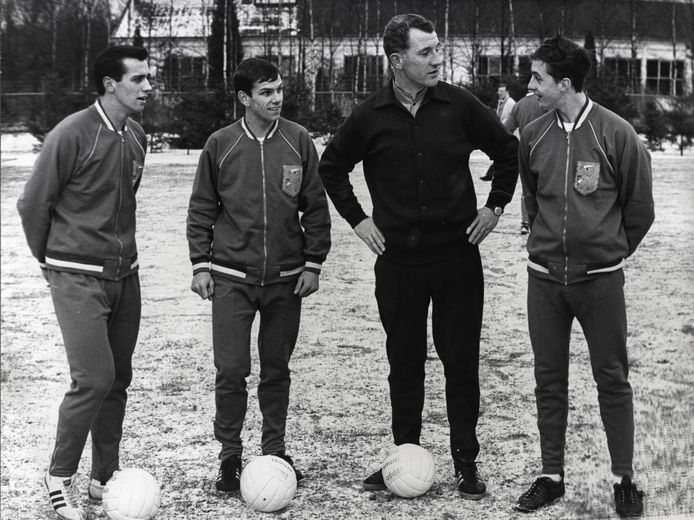 Willy van der Kuijlen met Willy Dullens, bondscoach Georg Kessler en Johan Cruijff bij Oranje in 1966.