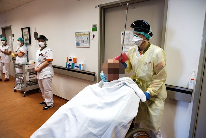 Dokters en verplegers stellen alles in het werk om de coronacrisis de baas te blijven in het Hasseltse Jessa Ziekenhuis.