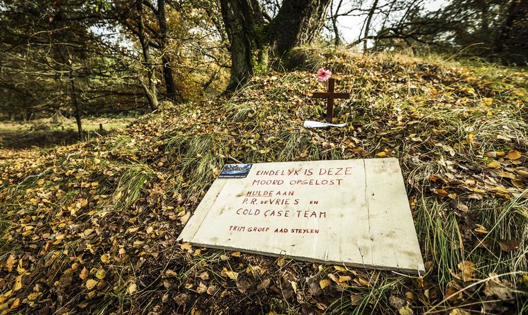 Gedenkteken in natuurgebied de Posbank, waar in 2003 de 44-jarige Alex Wiegmink verdween tijdens een rondje hardlopen. De zaak werd bekend onder de naam Posbankmoord. Beeld ANP