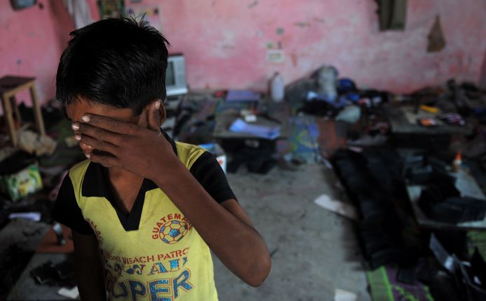 Archiefbeeld. Een Indiaas jongetje wordt uit slavernij bevrijd in New Delhi. (10/11/09)