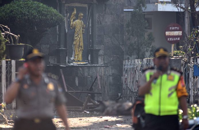 Politie bij de opgeblazen Santa Maria-kerk in Surabaya.