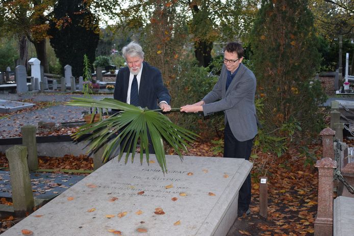 Bert Lever en Ab Flipse leggen een tak op het graf van Kuyper.