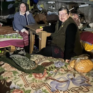 ‘Mocht ik bedolven worden onder het puin, dan moeten ze me rustig laten liggen’, zegt Valentyna Kaveryna in haar kelder in Avdiivka