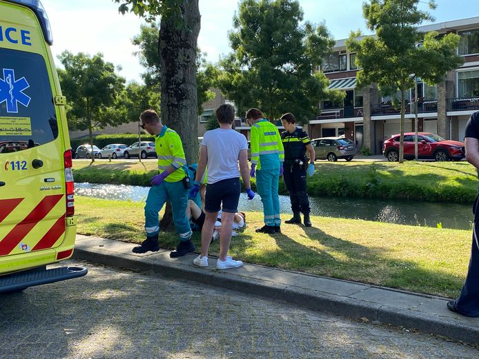 Het slachtoffer was nog goed aanspreekbaar toen hij de ambulance werd ingedragen.