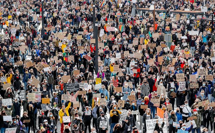 Meer dan 3500 mensen demonstreren op het Jaarbeursplein.