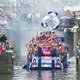 Witte boten Aidsfonds betonen eer aan MH17 tijdens canal parade