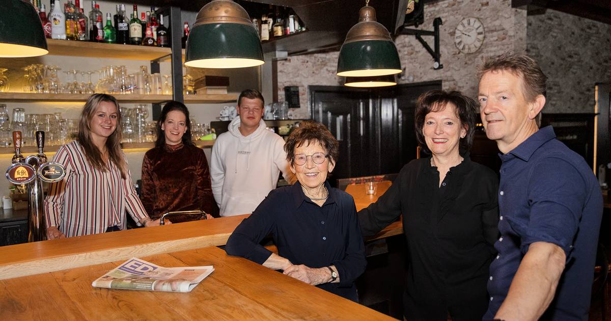Miet blijft de stoep van de Bijenkorf in Hooge Mierde vegen