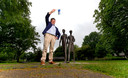 Henny Sackers voor het Vierdaagsemonument, vlakbij de Wedren waar de  Vierdaagse doorgaans start.
