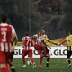 Grieks bekerduel gestaakt na veldbestorming fans