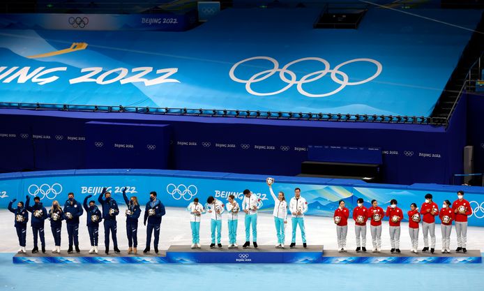 De ceremonie meteen na de wedstrijd ging maandag nog wel door, door de medaille-uitreiking van gisteren ging een streep.