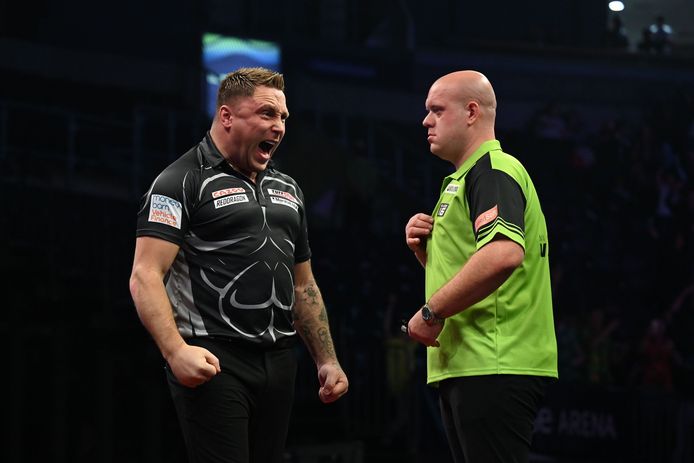 Gerwyn Price (l) en Michael van Gerwen.