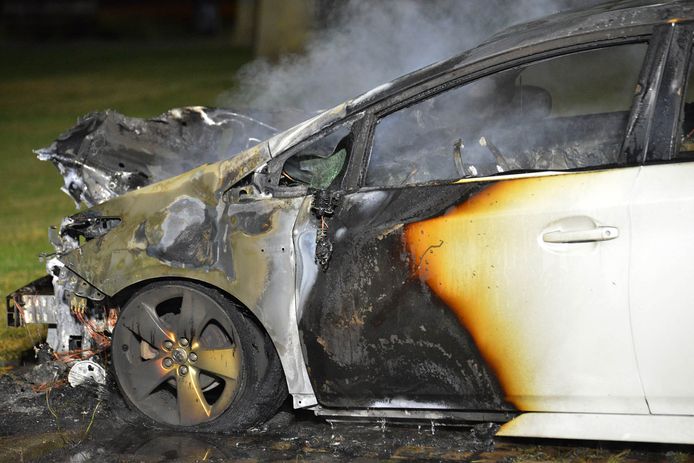 Autobrand aan de Loenhoutstraat in Breda.