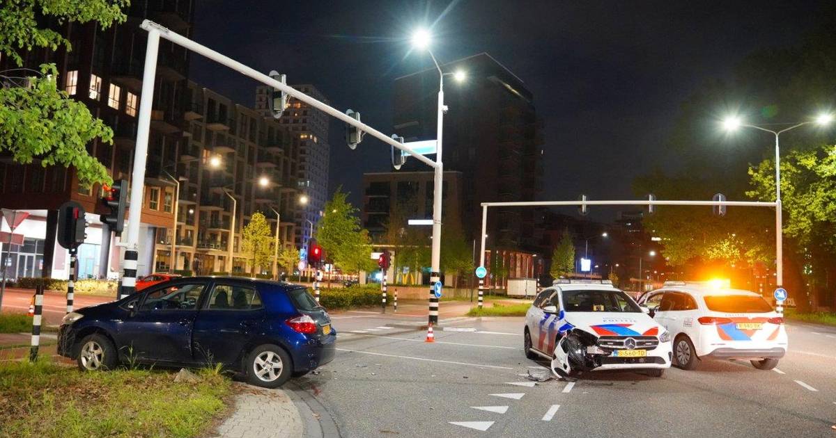 Achtervolging leidt tot botsing tussen politie en personenauto in Den Bosch.