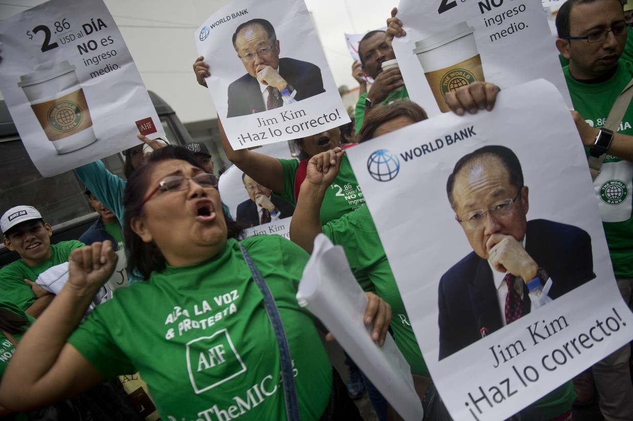 Een demonstratie tegen de Wereldbank in Lima, Peru, waar de Wereldbank en het IMF hun jaarlijkse bijeenkomst houden Beeld afp