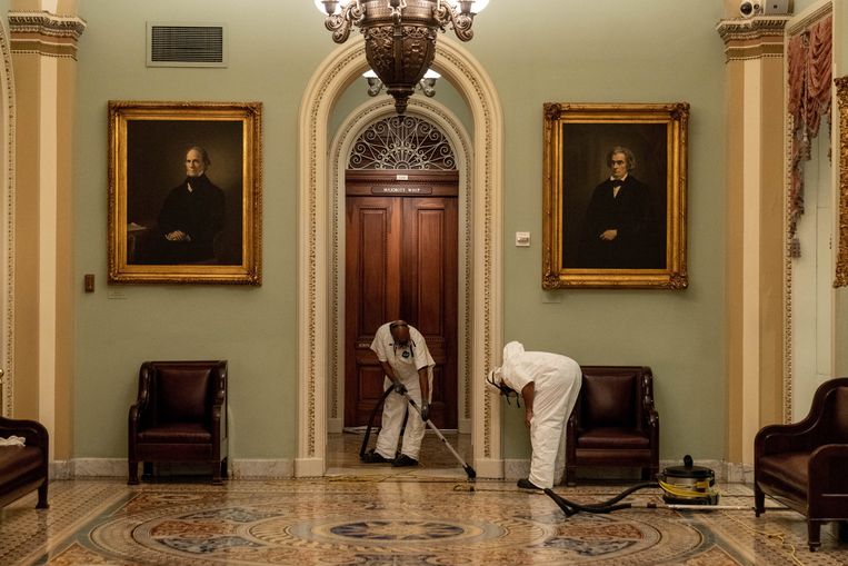 Schoonmaak in het parlementsgebouw na de rellen Beeld Photo News