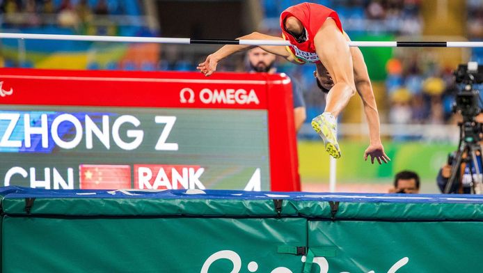 un incroyable saut en hauteur sur une seule jambe autres sports 7sur7 be