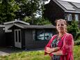 Coba Hoekstra voor het betwiste tuinhuis. Op de achtergrond een woonhuis in het splinternieuwe Aupingkwartier in Deventer.