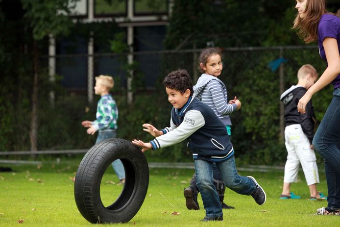 Vakantiebos Don Bosco in 2012. Kinderen vermaken zich met een bandenspel.
