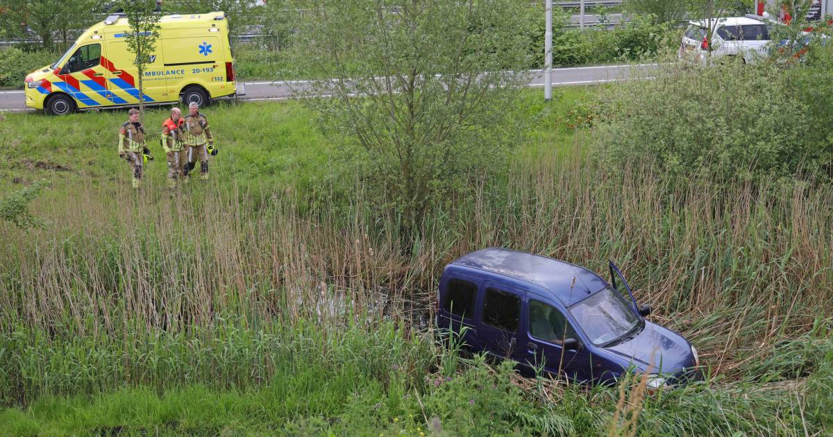 Voorbijganger haalt automobilist uit sloot na ongeval op Midden-Brabantweg.