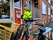 Als iedereen nog slaapt, bezorgt John (80) de krant. ‘Nou, die man heeft wel een kutbaan, riepen ze’