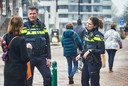 Wijkagenten Anton Verstraten en Bernice Hendriks op ’t Dorp te Heesch.