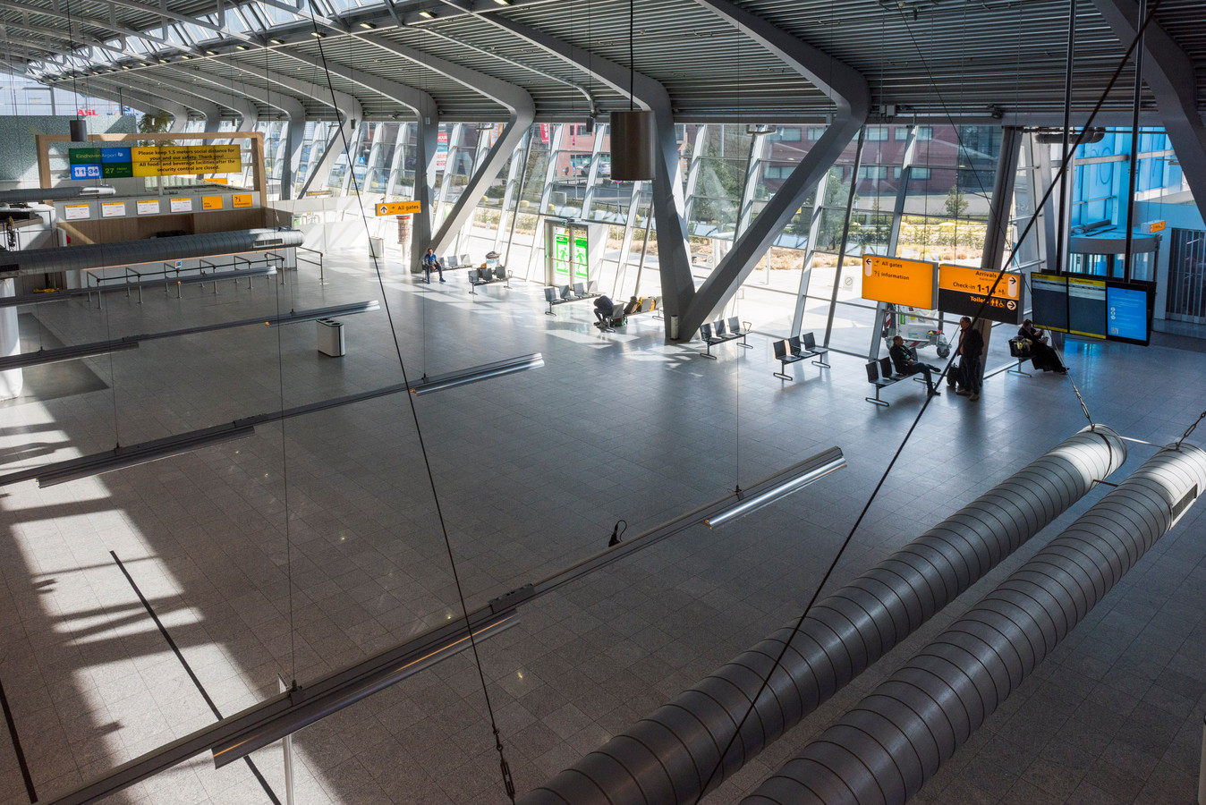 De terminal van Eindhoven Airport is uitgestorven. Op twee na zijn ook alle winkels gesloten.