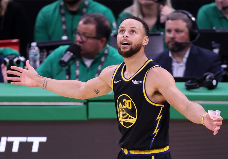 Stephen Curry van de Golden State Warriors  kijkt naar de herhaling van zijn derde persoonlijke fout in de derde wedstrijd tegen Boston Celtics.  Beeld AP