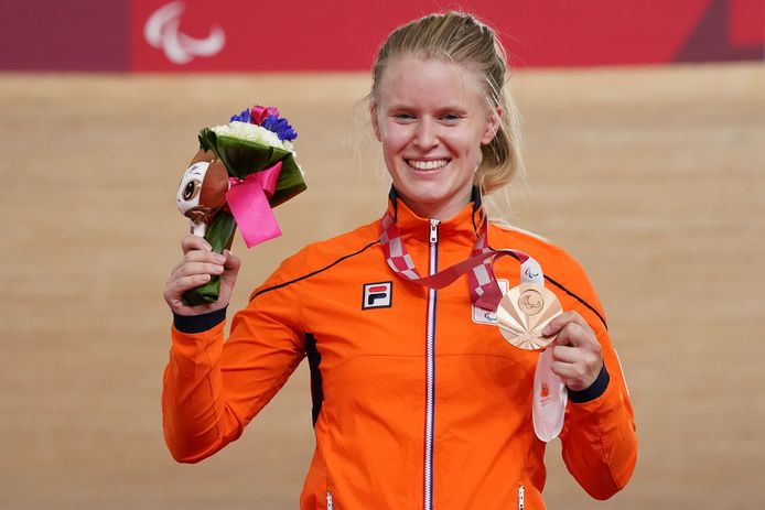 Caroline Groot met haar bronzen medaille op de 500 meter tijdritsprint bij het baanwielrennen in Tokio.
