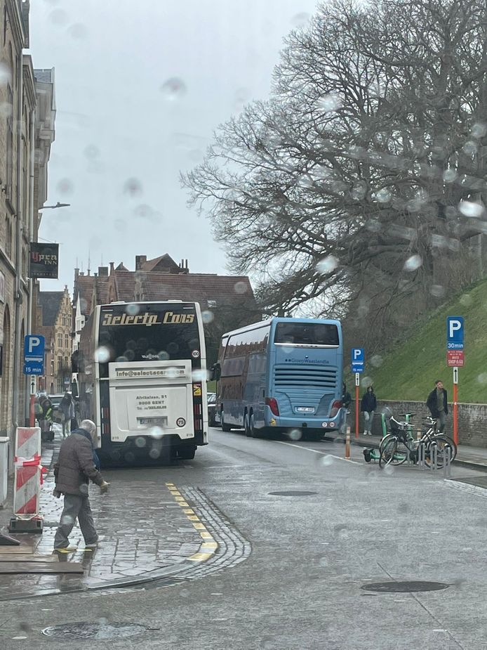 in de Kauwekijnstraat mogen bussen kort halt houden, "maar het kan niet de bedoeling zijn dat ze er uren blijven staan."
