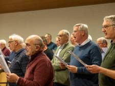 Commissaris van de Koning in Overijssel zingt mee tijdens repetitieavond Christelijk Mannenkoor Staphorst