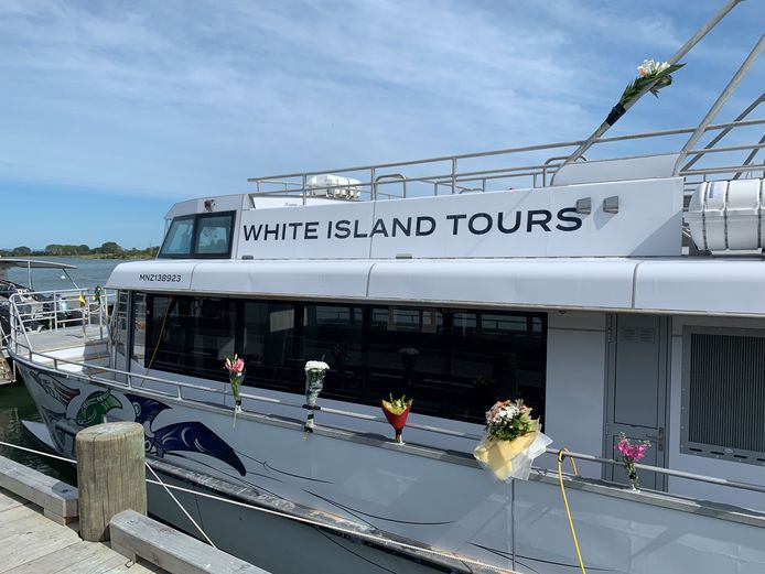 Bloemen zijn bevestigd aan een bootje van White Island Tours, een van de bedrijfjes die de rondleidingen op White Island verzorgde.
