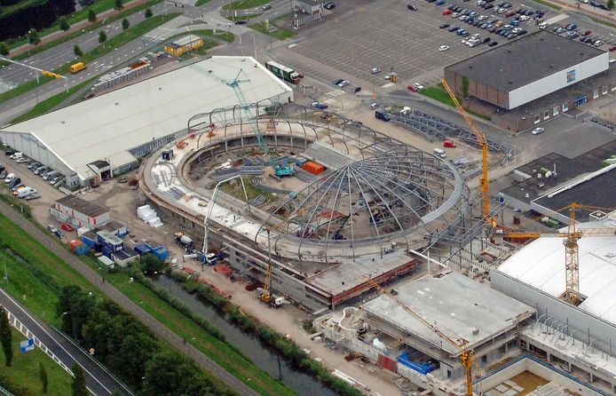 De bouw van de Sportboulevard in de zomer van 2009. Omdat destijds beknibbeld is op jaarlijks onderhoud van dat sportcomplex, moet Dordrecht nu extra betalen. In de coalitie is over en weer chagrijn over de houding van het CDA daarover.