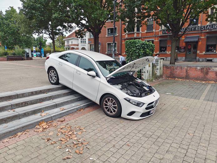 Oeps Mercedes rijdt zich vast op trappen aan het Van Arenbergplein in