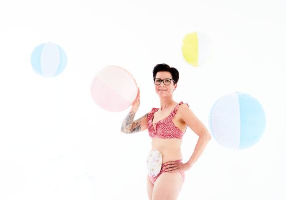 Rebecca (50) heeft een stoma: “Ach, naar mijn tatoeages kijken mensen óók”