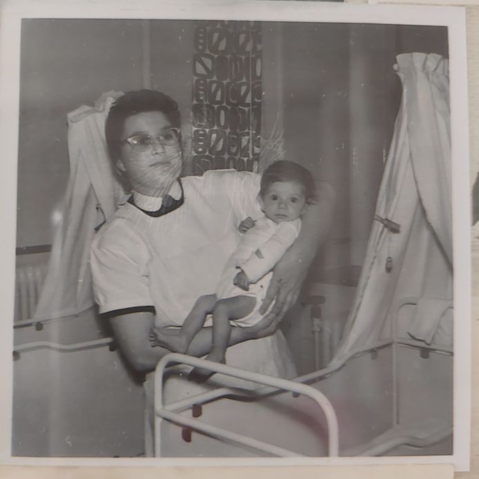 Maria (19) met ‘Kuifje’ tijdens haar dienst op de kraamafdeling van het Sint Elizabeth Ziekenhuis in Sluiskil, 1961. / Maria van Denderen-De Vliegher
