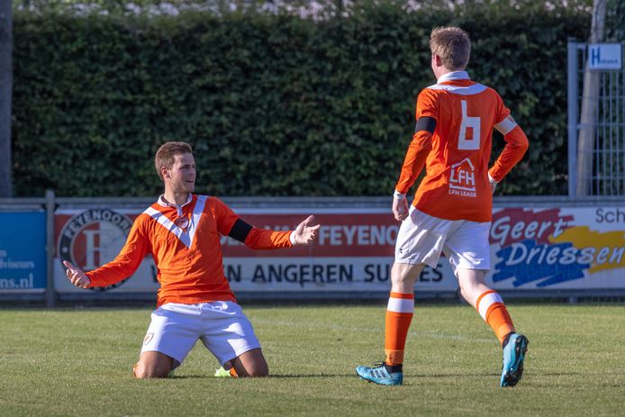 Matiz Garttener viert namens SV Angeren een doelpunt tegen GVA.