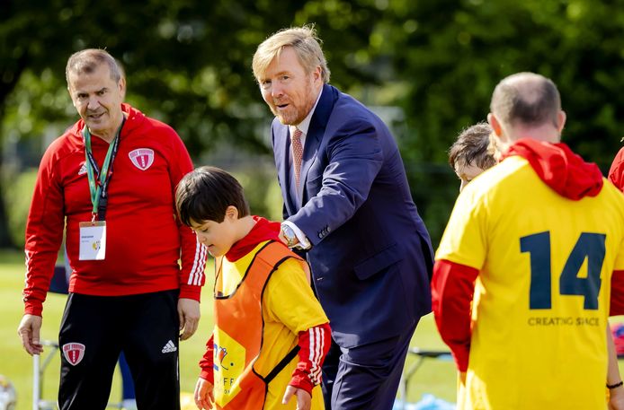 Koning Willem-Alexander bezoekt de Cruyff Foundation Open Dag op Sportcomplex De Toekomst. De koning maakte een rondgang over het sportveld en sprak met kinderen, sportaanbieders en ambassadeurs.