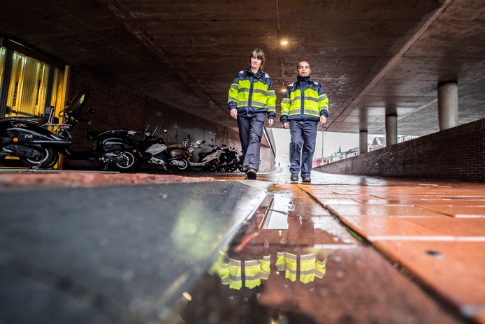 Alexandra HÃ¼nd (l) en Mehmet Bayram in het Delftse station. ,,Het mooiste is dat je mensen kan helpen."