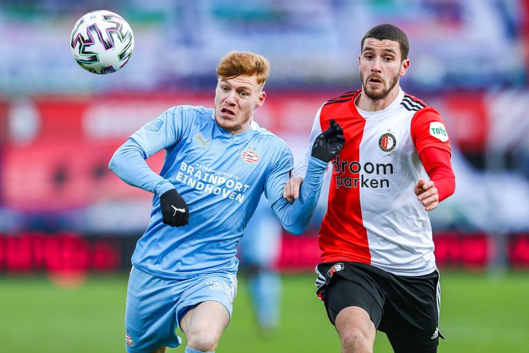 Yorbe Vertessen van PSV in duel met Feyenoorder Marcos Senesi. Beeld EPA