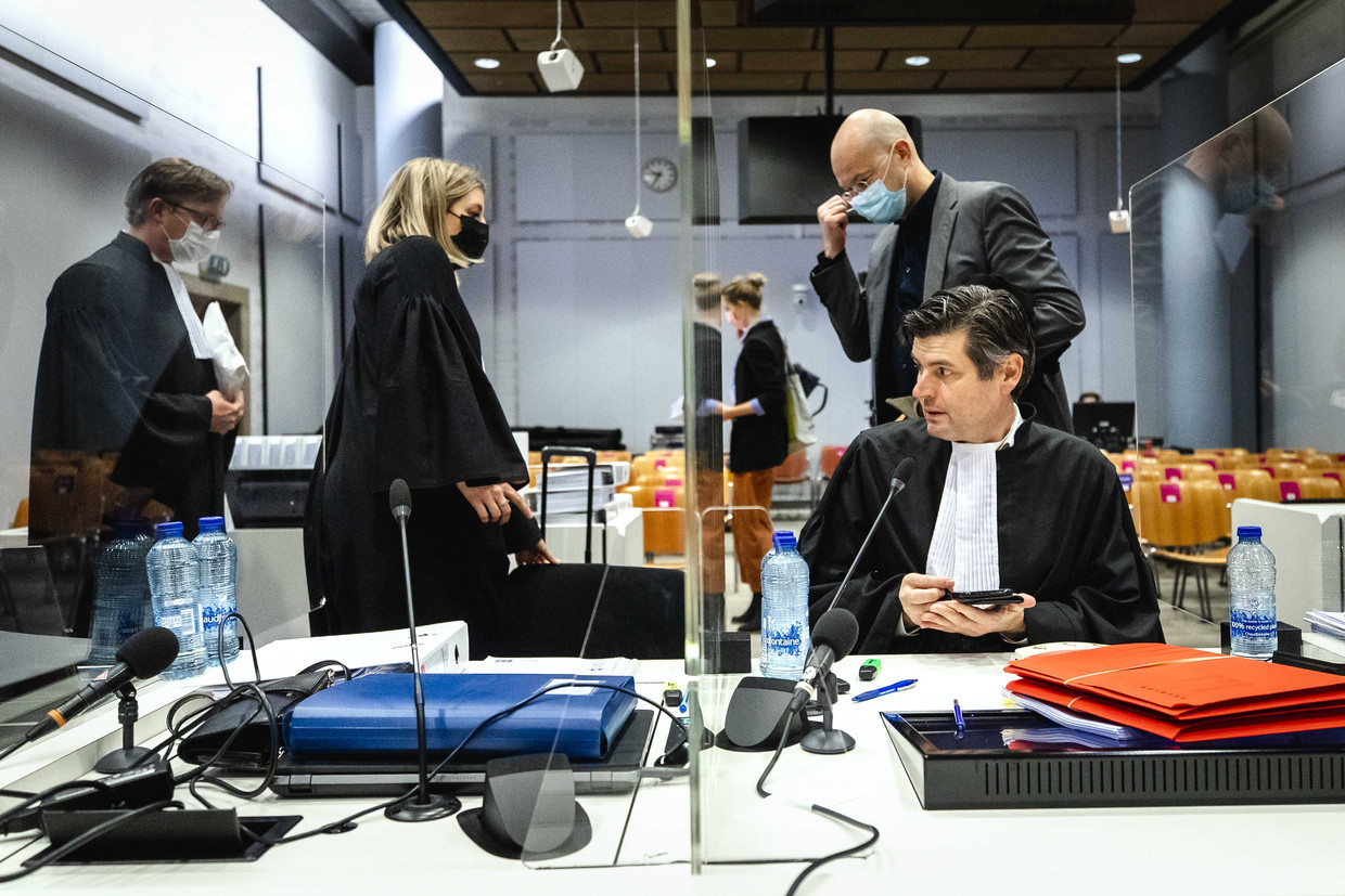 Directeur Donald Pols (rechtsachter) en advocaat Roger Cox (rechtsvoor) van Milieudefensie in de rechtbank tijdens de tweede hoorzitting in de klimaatzaak tegen Shell. Milieudefensie heeft samen met zes andere organisaties en ruim 17 duizend mede-eisers een zaak aangespannen tegen olie- en gasbedrijf. Beeld ANP